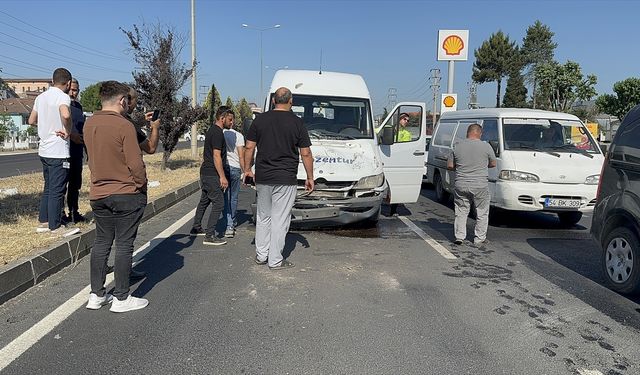 Düzce'de tır ve 2 servis minibüsünün karıştığı kazada 6 işçi yaralandı
