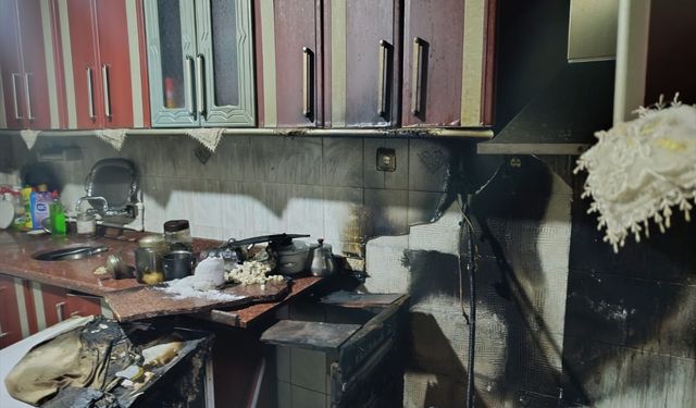 Erzurum'da evde çıkan yangında mahsur kalan yaşlı çifti itfaiye ekipleri kurtardı