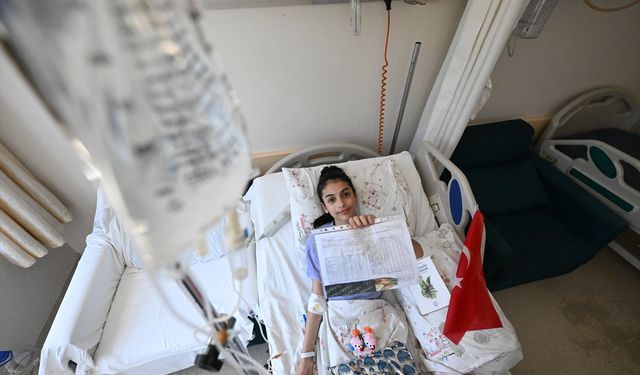 Gönüllü gençler tedavi gören çocuklara hastanede karne sevinci yaşattı