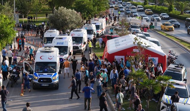 GÜNCELLEME 2 - İzmir'de depoda çıkan yangına müdahale ediliyor
