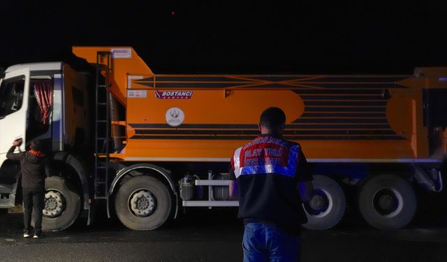 GÜNCELLEME - Erzurum'da kamyonun geri manevra yaparken çarptığı 5 işçi yaralandı