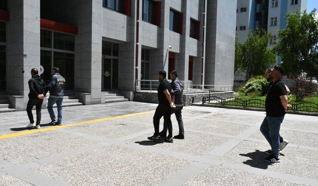 GÜNCELLEME - Erzurum'da 'yan bakma' nedeniyle çıkan bıçaklı kavgaya ilişkin 1 zanlı tutuklandı