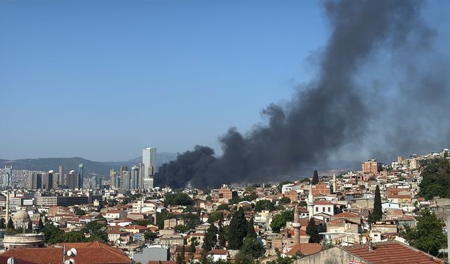 GÜNCELLEME - İzmir'de depoda çıkan yangına müdahale ediliyor