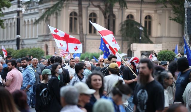 Gürcistan'da, AB yanlısı gösterilerde gözaltına alınanların serbest bırakılması için protesto düzenlendi