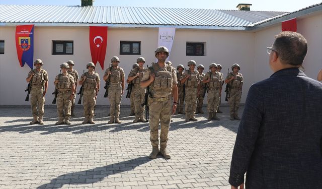 Iğdır Valisi Turan, yenilenen karakolda jandarmayla bir araya geldi
