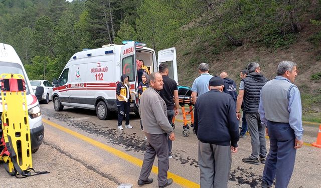 Karabük'te 2 otomobilin çarpıştığı kazada 8 kişi yaralandı