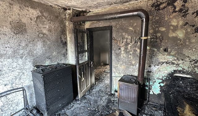 Karabük'te çıkan yangında 2 katlı ev kullanılamaz hale geldi