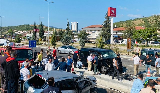 Karabük'te karşı şeride savrulan otomobilin camlı vanla çarpıştığı kazada 7 kişi yaralandı