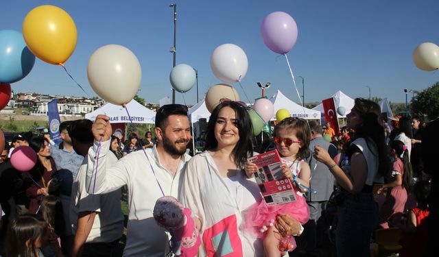 Kayseri'de kanseri yenen 3 yaşındaki Deniz için gökyüzüne balonlar bırakıldı
