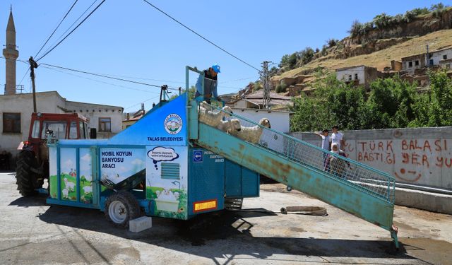 Kayseri'de küçükbaş hayvanlar keneye karşı 'mobil banyo' ile dezenfekte ediliyor