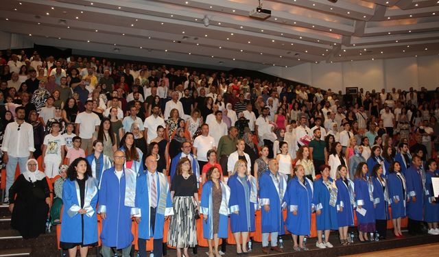 Lösemiyle mücadele eden genç, üniversite eğitimini fakülte birincisi olarak tamamladı
