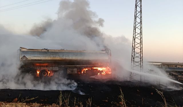 Mardin'de seyir halindeyken yangın çıkan tanker kullanılamaz hale geldi
