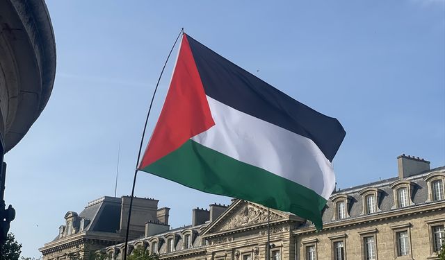 Paris'te İsrail'in alıkoyduğu 'Madleen' gönüllülerinin serbest bırakılması için gösteri yapıldı