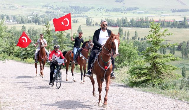 Şehitler için gazeteci Hasan Tahsin'in mezarından Nene Hatun'un kabrine kadar pedal çevirdi
