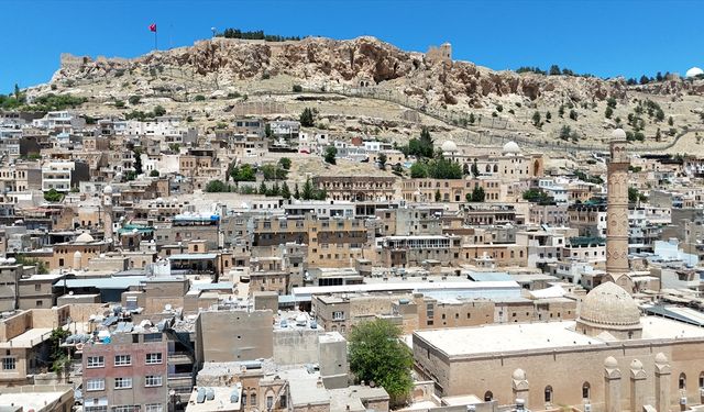 Tarihi kent Mardin'in dokusunu bozan betonarme binaların yıkımı sürüyor