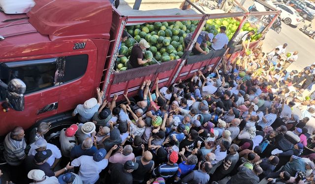 Tokat'ta bir üretici vatandaşlara tır dolusu karpuz dağıttı