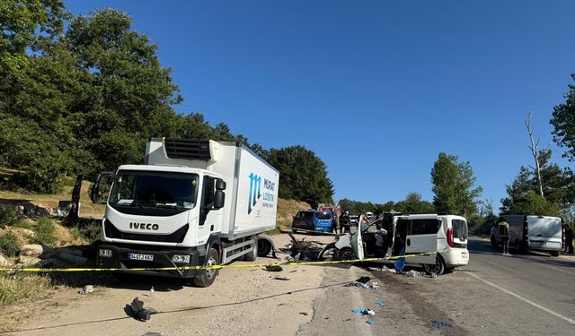 Tokat'ta park halindeki kamyona çarpan araçtaki 2 kişi öldü, 3 kişi yaralandı