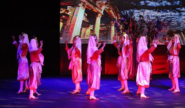 Uşak'ta 80 öğretmen tarafından halk oyunları ve dans gösterisi gerçekleştirildi