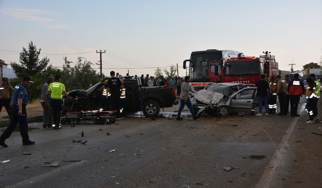 Uşak'ta otomobilin karşı şeride geçip çarptığı aracın sürücüsü hayatını kaybetti