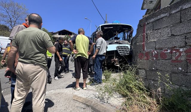 Zonguldak'ta freni arızalanan yolcu minibüsü duvara çarptı, 14 kişi yaralandı