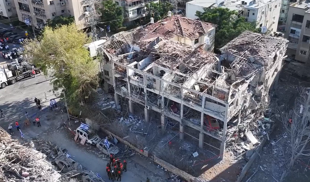 İran'ın İsrail'e yönelik füze saldırılarında Ramat Gan bölgesindeki binalarda ağır hasar meydana geldi