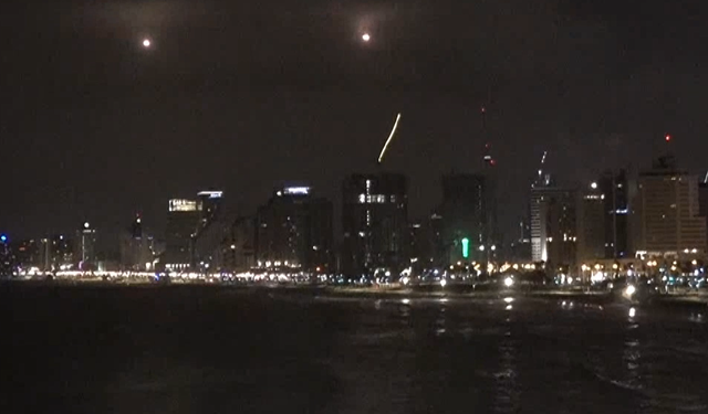 İran'dan İsrail'e atılan füzeler Tel Aviv semalarında görüntülendi