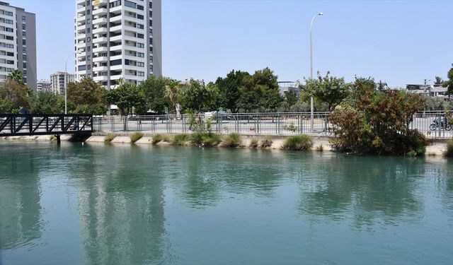 Adana'da sulama kanalında akıntıya kapılan çocuğu inşaat işçisi kurtardı