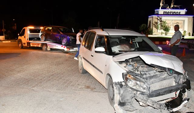 Adıyaman'da hafif ticari araç ile otomobilin çarpıştığı kazada 4 kişi yaralandı