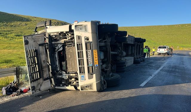 Ardahan'da devrilen tırın sürücüsü yaralandı