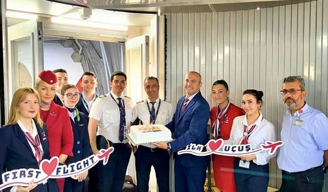 Arnavutluk'tan Dalaman'a gelen ilk turist kafilesi törenle karşılandı