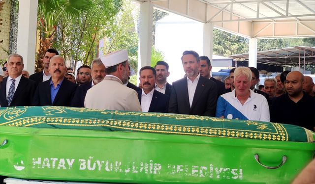 Bakan Bayraktar, vefat eden teyzesinin Hatay'daki cenaze törenine katıldı