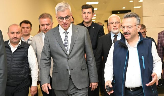 Bakan Memişoğlu, Eskişehir'deki orman yangınında yaralanan orman işçisini hastanede ziyaret etti