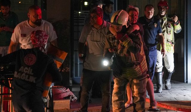 Başkentte 26 katlı binada çıkan yangına müdahale sürüyor