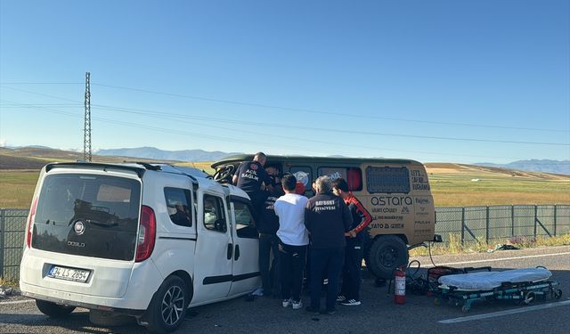 Bayburt'ta hafif ticari araç ile minibüs çarpıştı, 2 kişi öldü, 6 kişi yaralandı