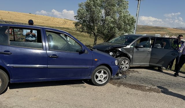 Bayburt'ta iki otomobilin çarpıştığı kazada 4 kişi yaralandı