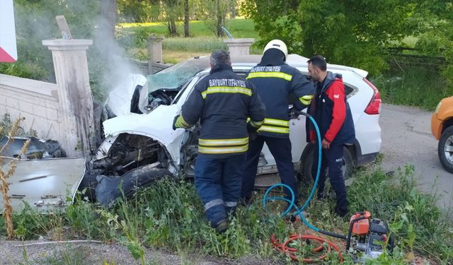 Bayburt'ta istinat duvarına çarpan cipin sürücüsü yaralandı