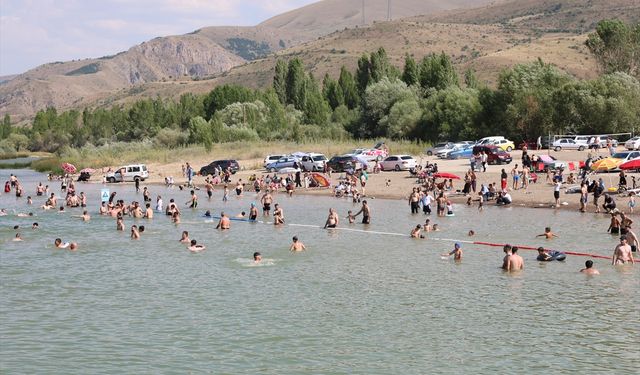 Bayburt'ta sıcaktan bunalanlar Çoruh Nehri'nde serinliyor