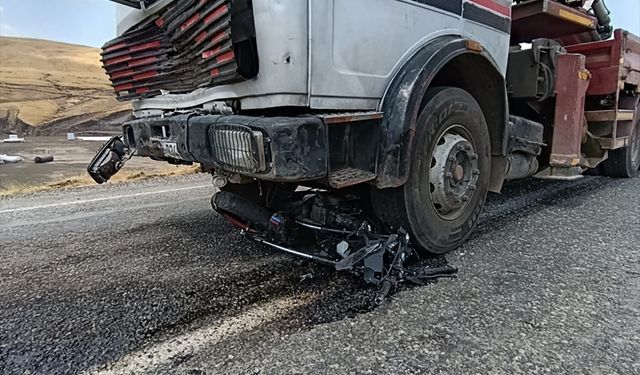 Bitlis'te ablasının düğün konvoyunda vinçle çarpışan motosikletin sürücüsü öldü