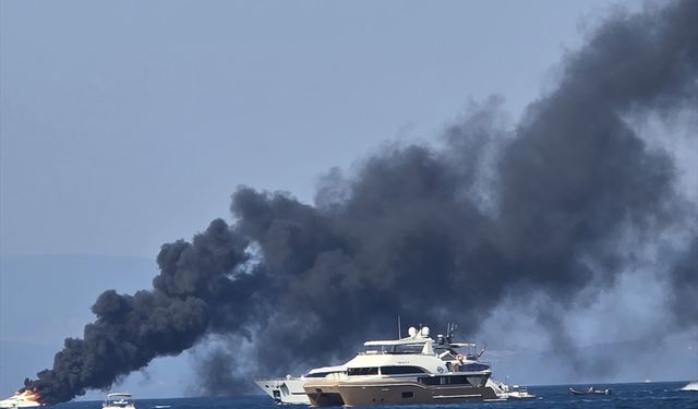 Bodrum açıklarında demirli motoryatta yangın çıktı