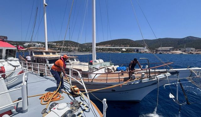 Bodrum açıklarında su alan teknedeki 6 kişi kurtarıldı