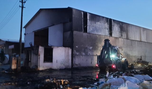 Burdur'da motosikletten başlayıp işletmeye sıçrayan yangın söndürüldü