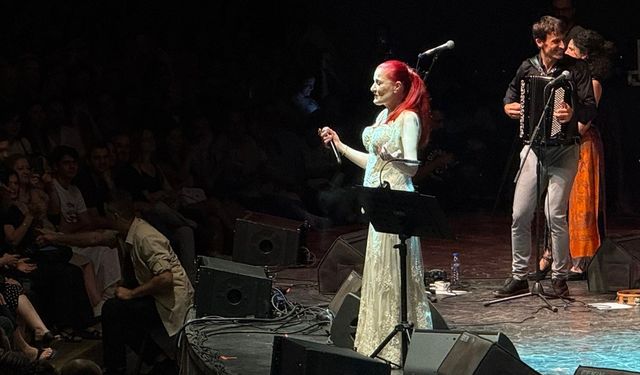 Candan Erçetin ve Barcelona Gipsy Klezmer Orkestrası Bursa'da konser verdi
