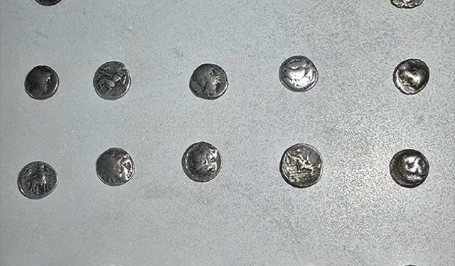 Çorum'da bir araçta tarihi eser niteliğinde 26 sikke bulundu