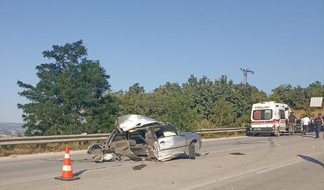 Çorum'da yolcu minibüsü ile otomobil çarpıştı, 11 kişi yaralandı