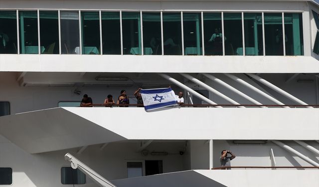 Filistin destekçisi eylemciler, Rodos'ta İsraillileri taşıyan gemiyi protesto ile karşıladı
