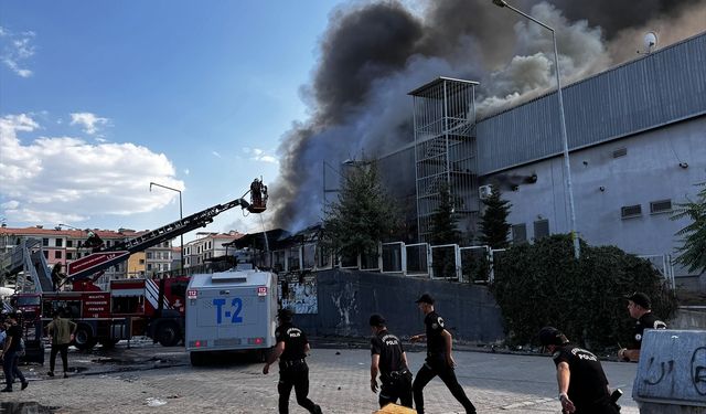 GÜNCELLEME 2 - Malatya'da hırdavat mağazasında çıkan yangın söndürüldü