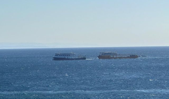 GÜNCELLEME 2 - Marmara Adası açıklarında makine dairesinde yangın çıkan feribot iskeleye yanaştırıldı