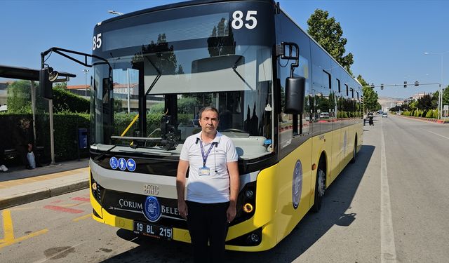 GÜNCELLEME - Çorum'da halk otobüsü sürücüsünün geriye kayan panelvanı durdurması kamerada