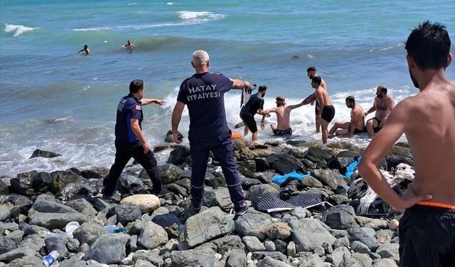 Hatay'da rip akıntısına kapılan 2 kişi kurtarıldı