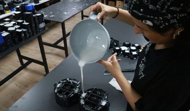 Hobi olarak başladıkları dekoratif mum yapımında malzeme üreticisi oldular